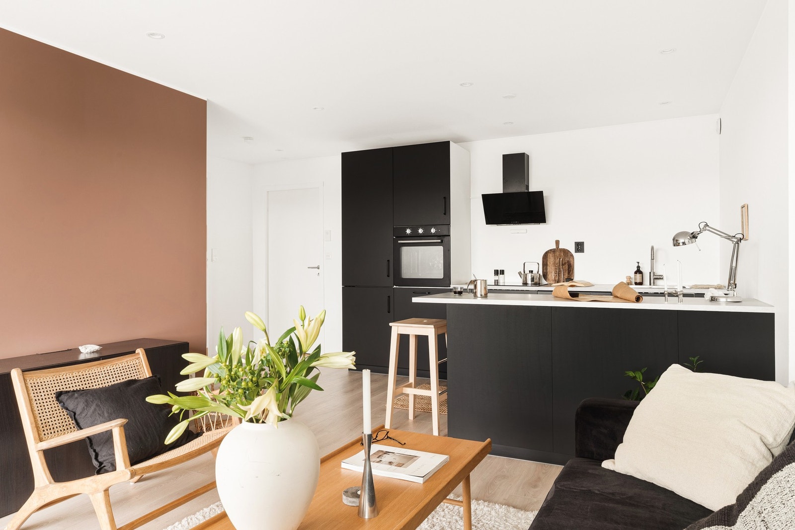 Det er en naturlig overgang fra entré videre inn til leiligheten. Galleribilde