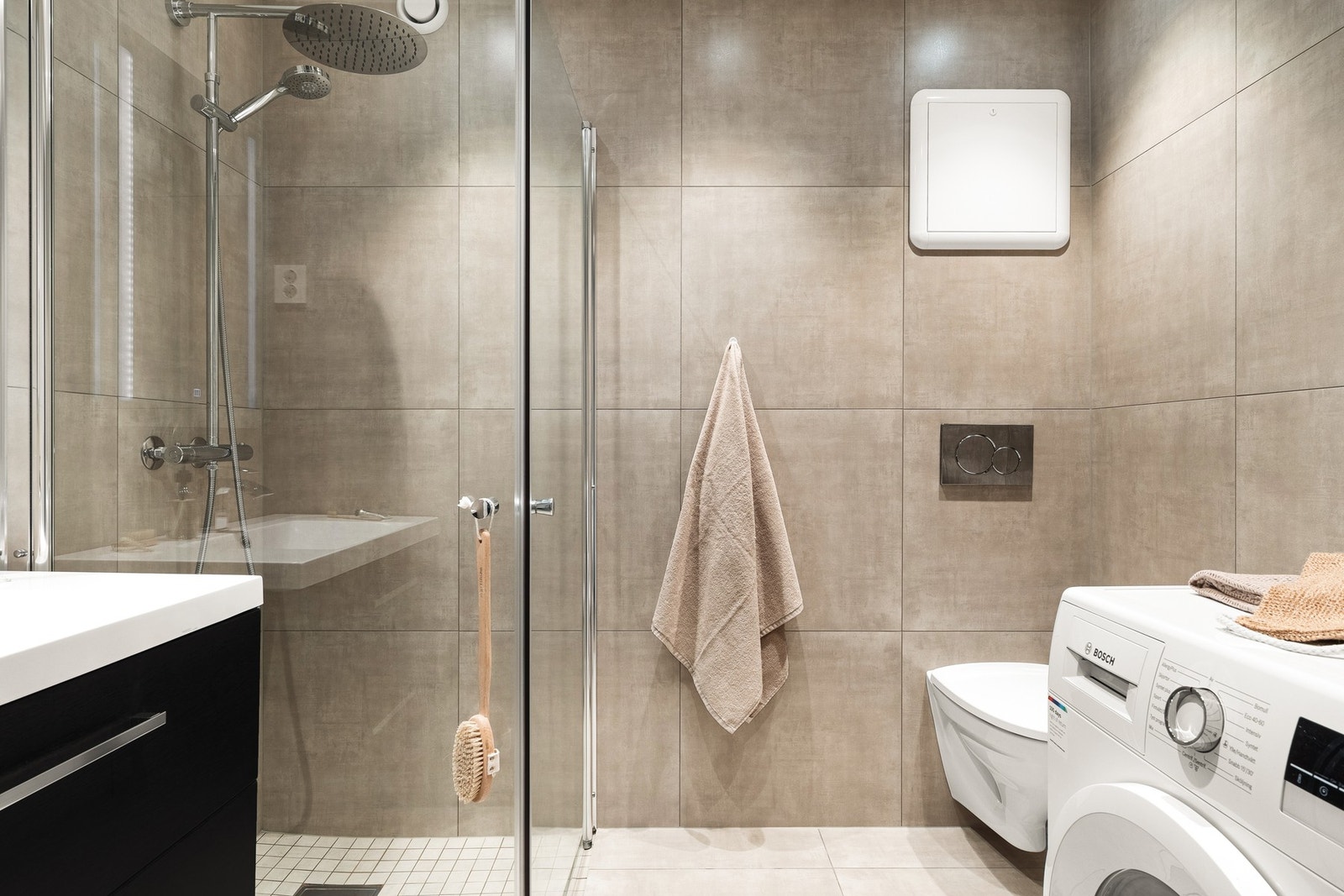 Lekkert bad fra 2020! det måles til ca. 6,4 kvm. Galleribilde