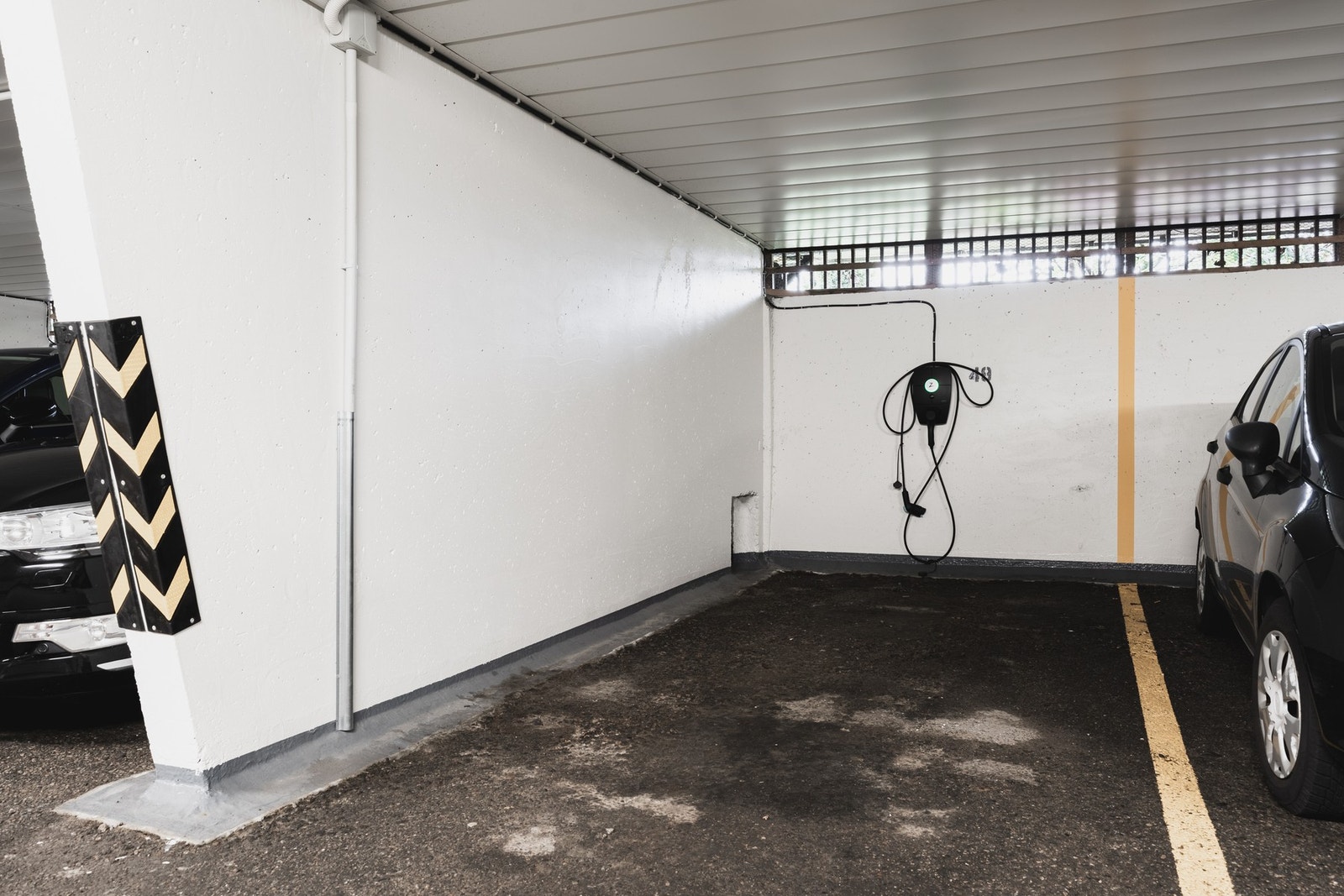 Det en fast parkeringsplass i felles garasje som ble oppgradert i 2023. Galleribilde