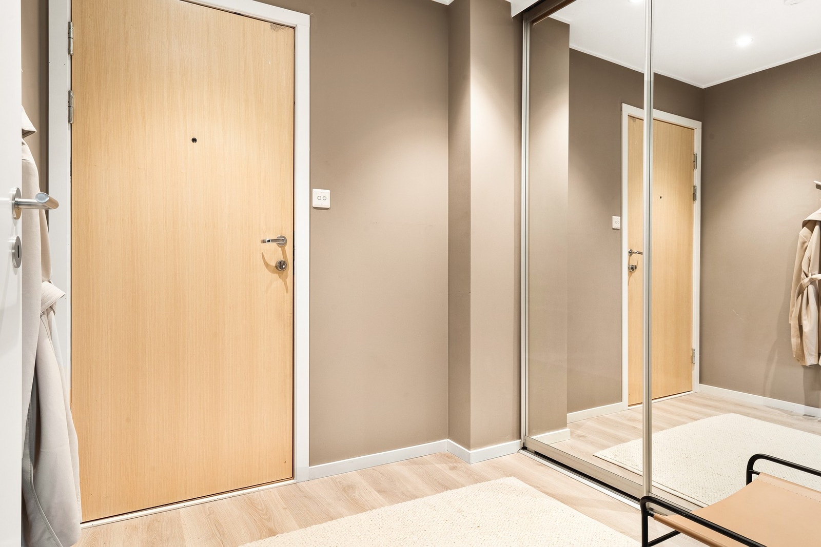 Velkommen inn! Vi starter i leilighetens entrè som er målt til ca. 5,8 kvm. Galleribilde