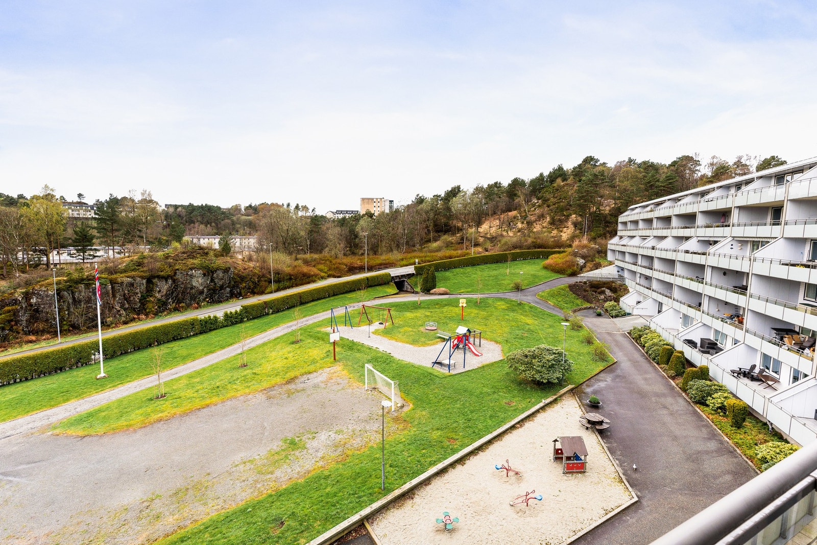 Lyderhorn ligger en 6 min kjøretur unna, er en populær perle når det kommer til å gå fjelltur. Galleribilde