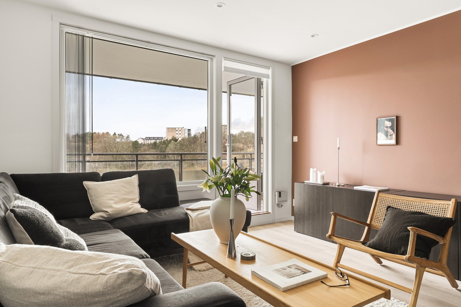 Fra stuen er det direkte utgang til leilighetens balkong! Galleribilde