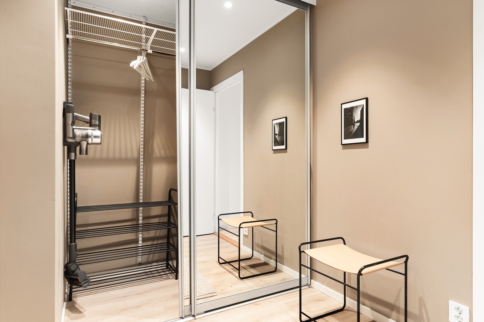 Entré er av god størrelse med oppbevaringsmuligheter for yttertøy og sko. Galleribilde