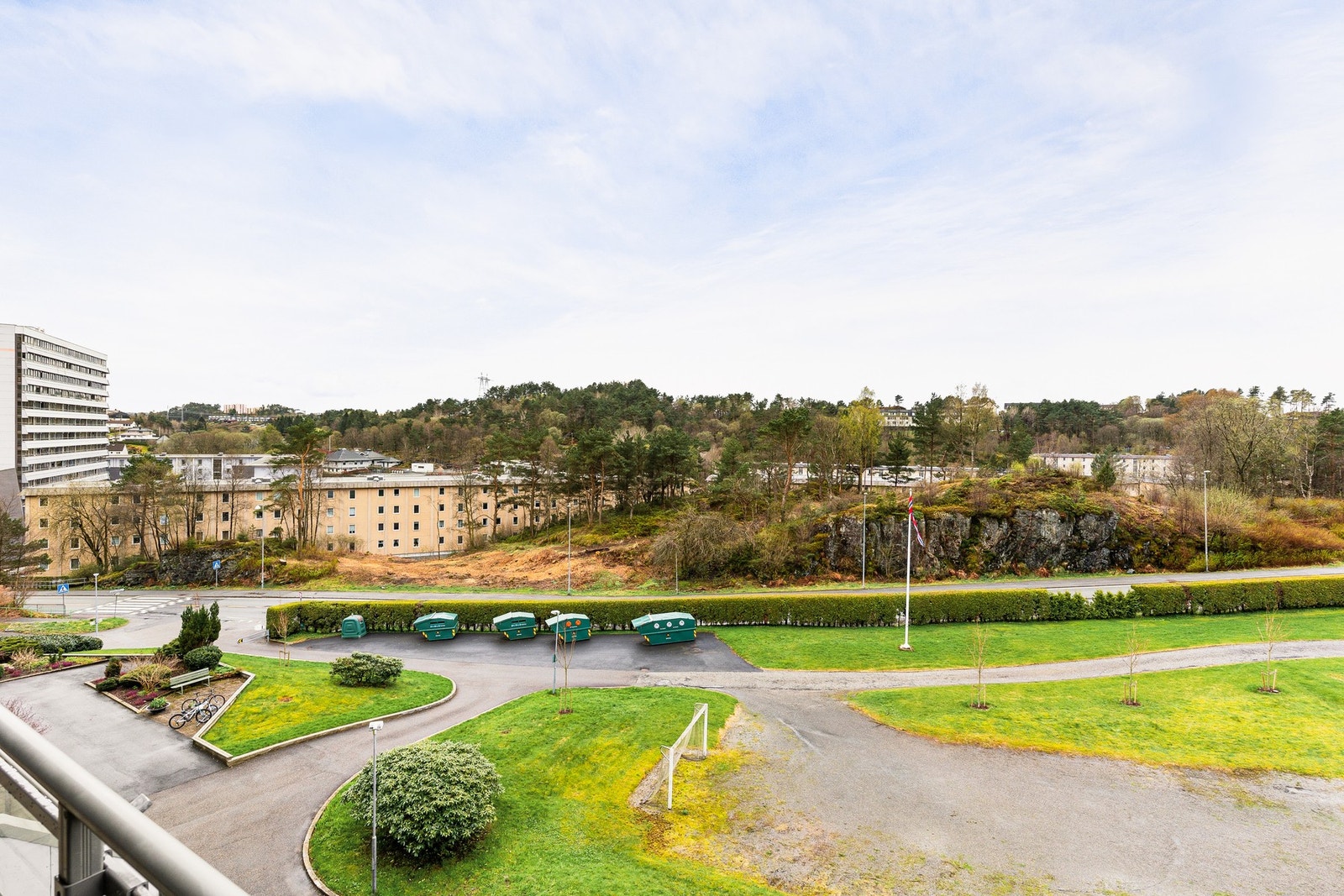 Nærmeste bussholdeplass ligger 300 meter fra leiligheten. Her kan man ta buss nr. 3 helt inn til Bergen sentrum (17 min) Galleribilde