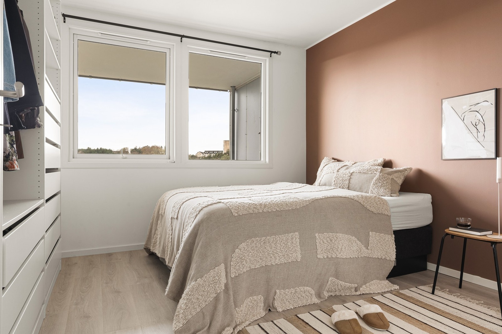 Her har du god plass til seng av god størrelse, garderobeskap og annet ønskelig møblement. Galleribilde