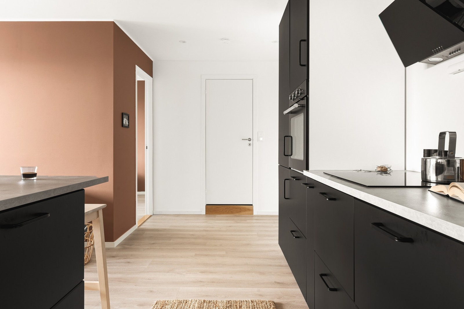 Kjøkkenet er i åpen løsning med stuen som både er sosialt og praktisk! Galleribilde