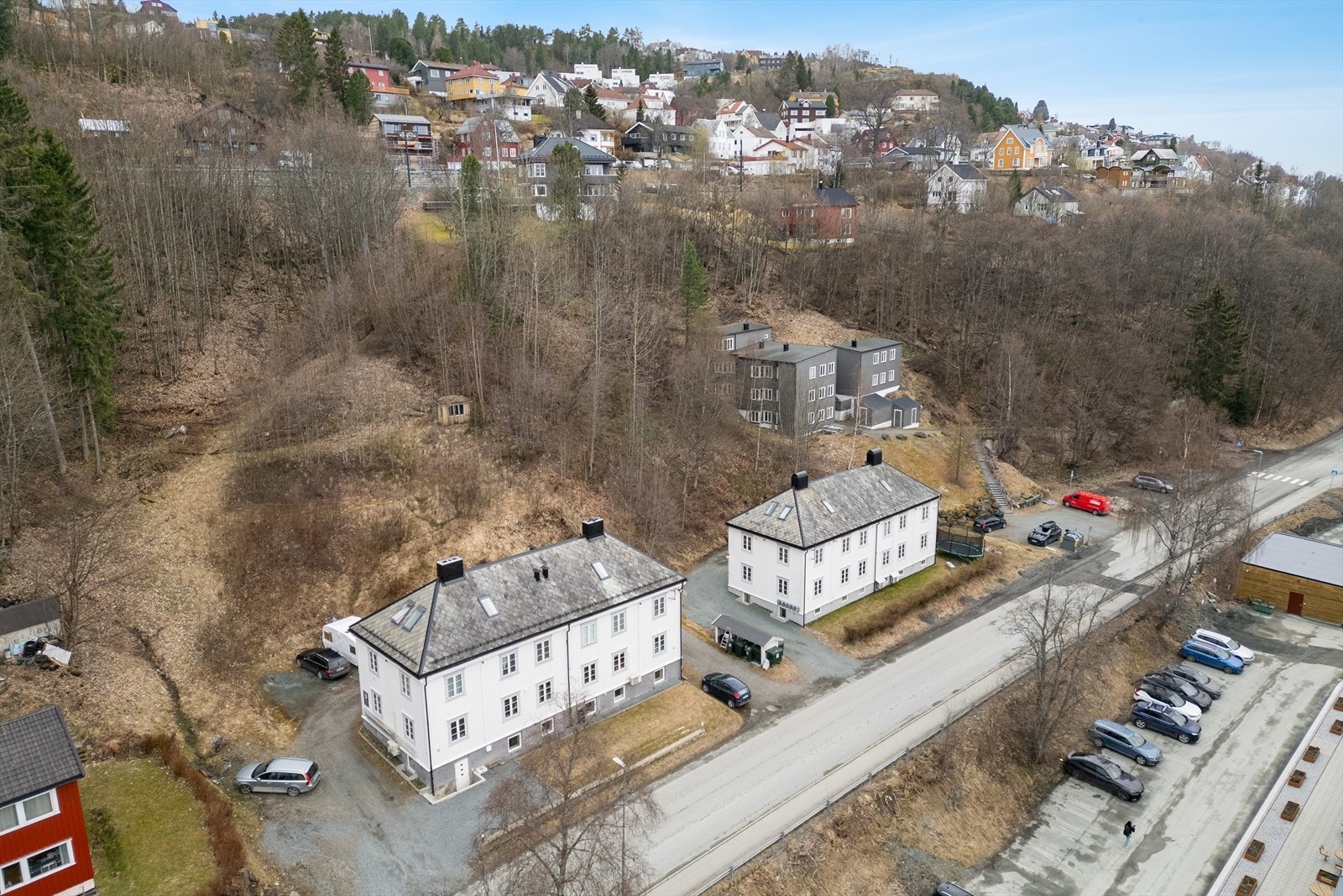 Eiendommen er omfattet av kommuneplanens arealdel, vedtatt 21.03.2013 og av reguleringsplan R 307ab, vedtatt 29.06.2006. Eiendommen er regulert til boligformål. Galleribilde