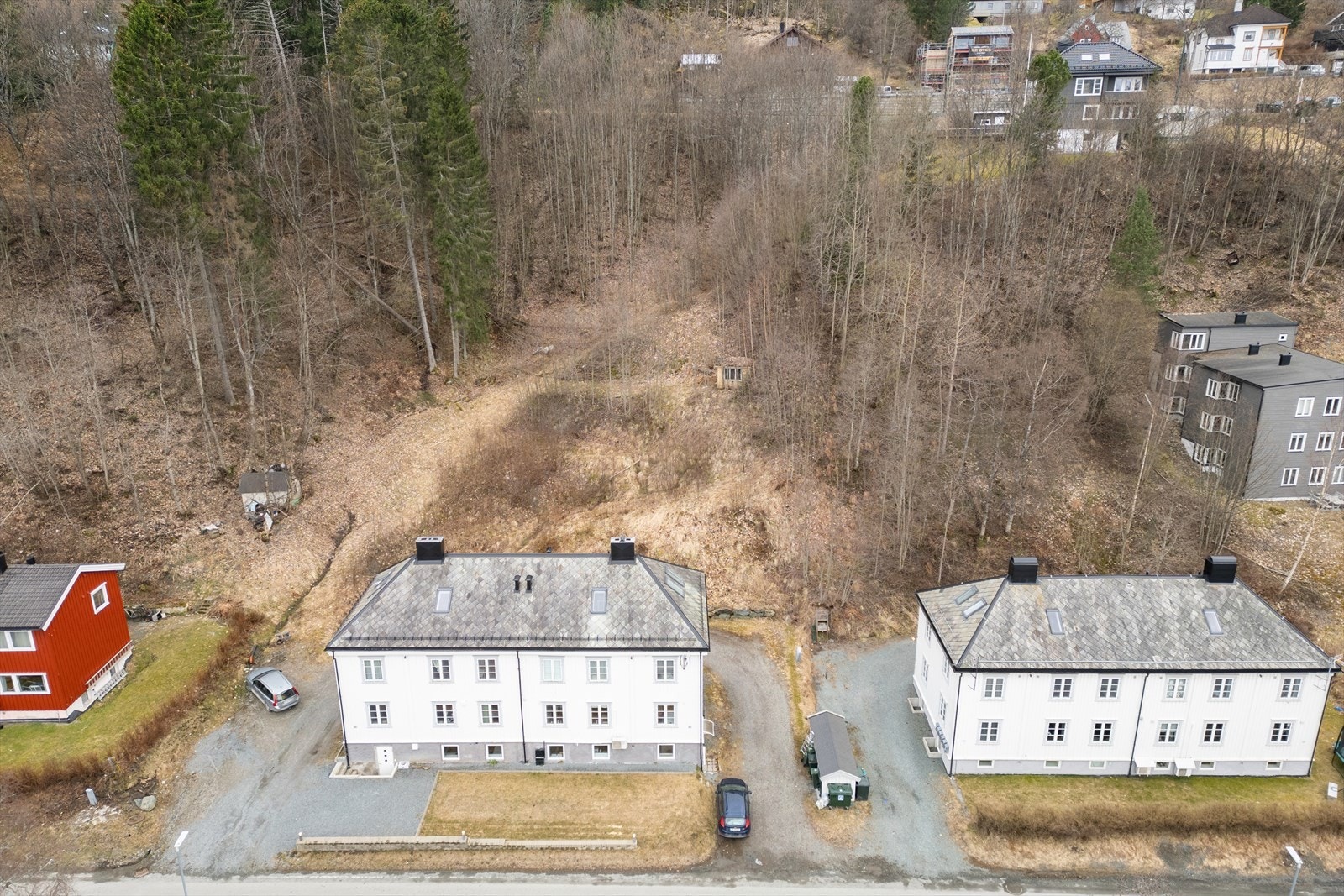 Tomannsboligen som var godkjent den gang var på totalt 328,7 m² BRA, med en BYA på 139,3 m². Den var også inntegnet med tre separate boenheter i godkjente dokumenter - disse var på hhv. 50, 199 og 37 m² samt felles garasje på 37 m². Galleribilde