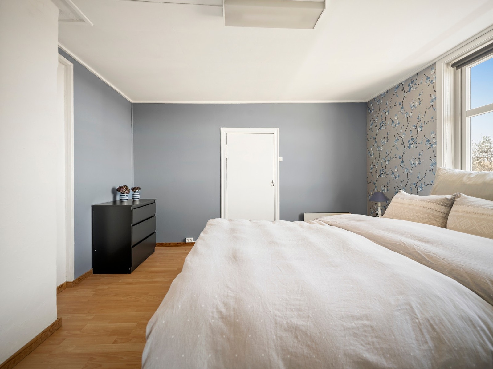 Soverommet har kott/boder for oppbevaring på begge sider. Galleribilde