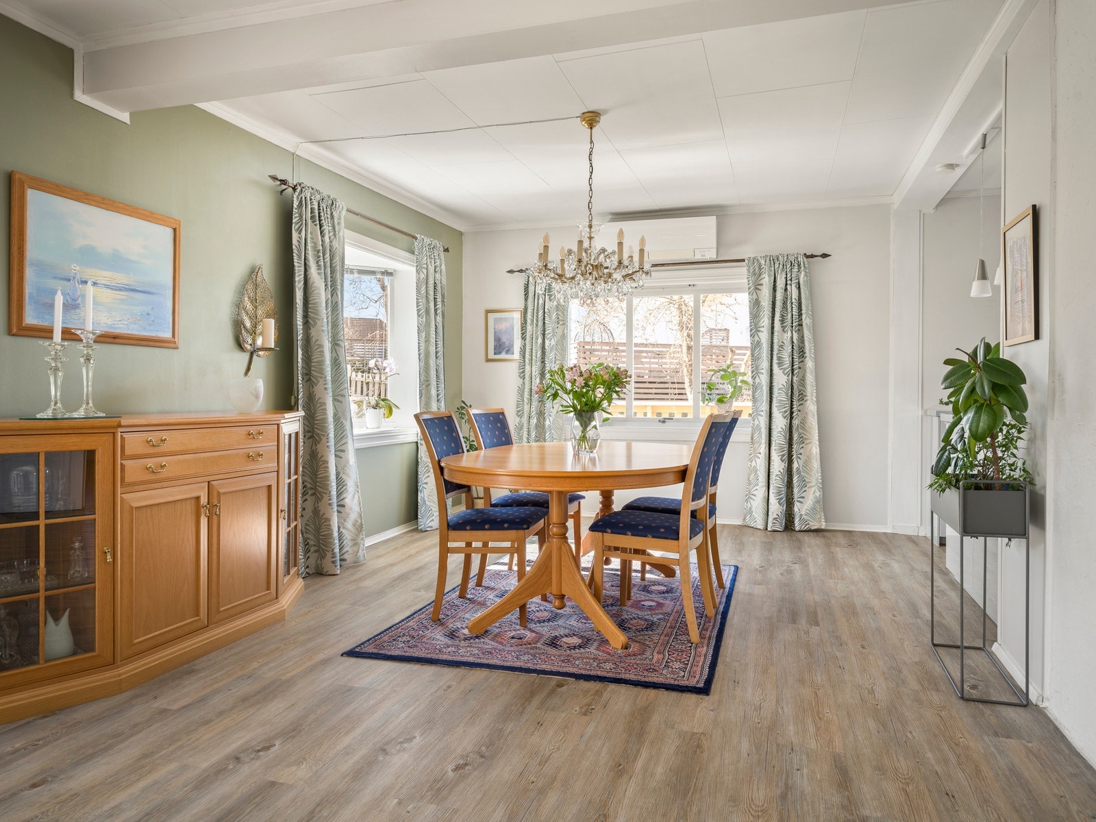 Spisestuen har praktisk nærhet til kjøkken. Galleribilde