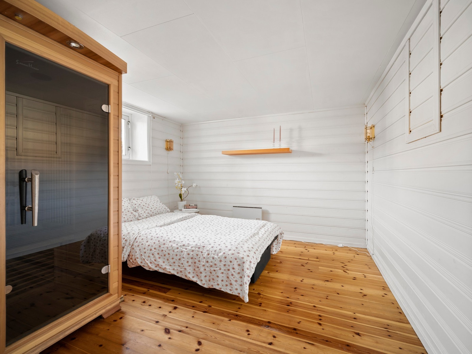 Soverom i underetasje av fin størrelse. (dette rommet er ikke godkjent som soverom hos kommunen og er oppført som bod i byggetegninger). Galleribilde