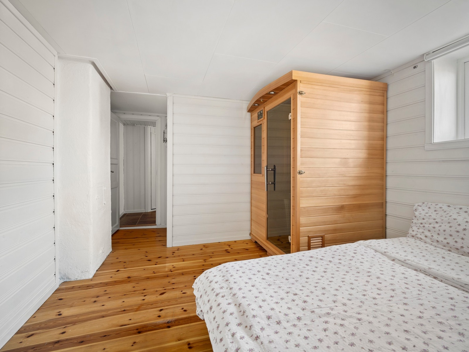 Soverom i underetasje. (dette rommet er ikke godkjent som soverom hos kommunen og er oppført som bod i byggetegninger). Galleribilde