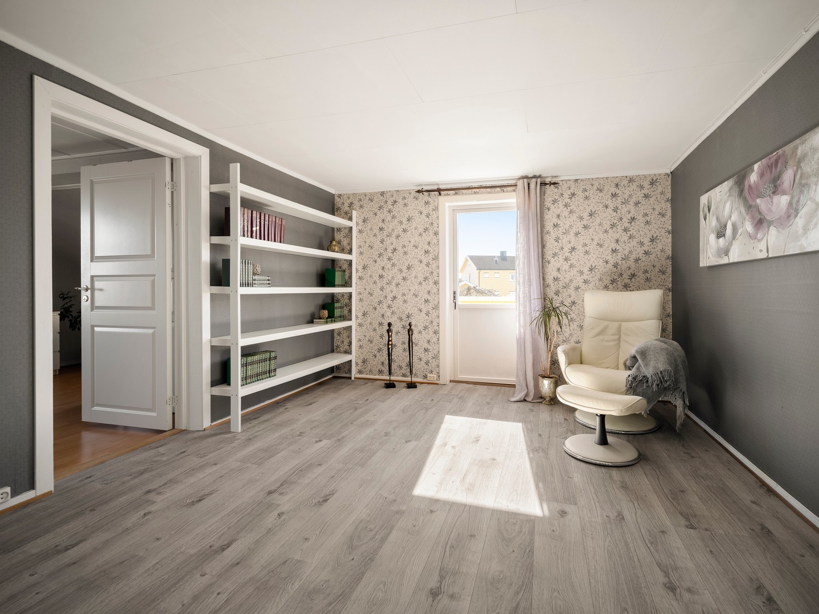 Allrom med mange bruksmuligheter, feks. soverom, ekstra tv-stue eller lekeareal for barna. Galleribilde