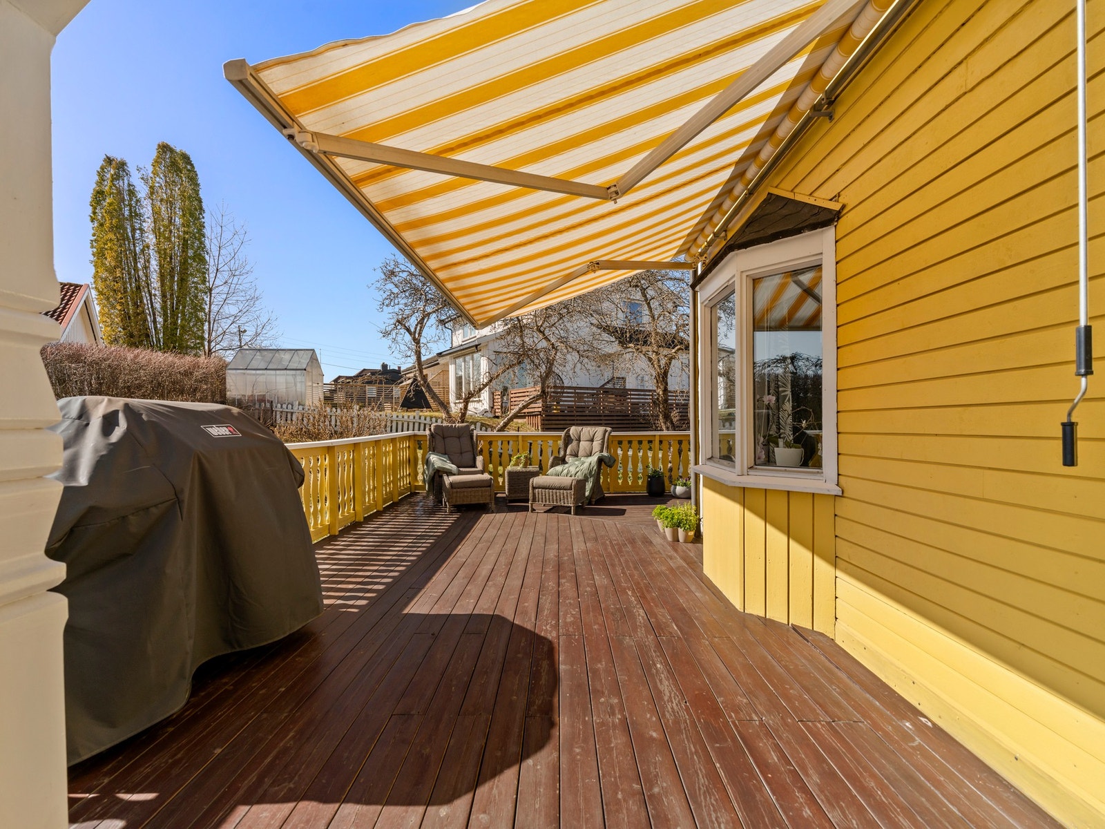 Fra terrassen er det direkte adkomst til stor og solrik hage. Galleribilde