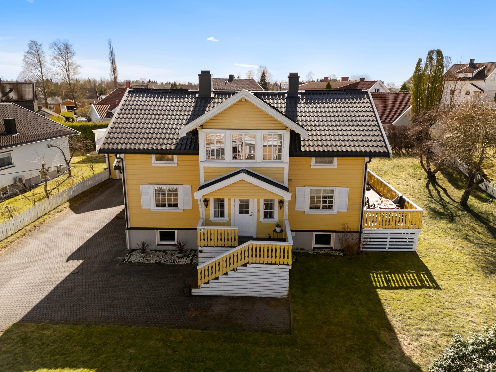 Romslig tomt/hage med store plenarealer, beplantninger og hekker. Galleribilde