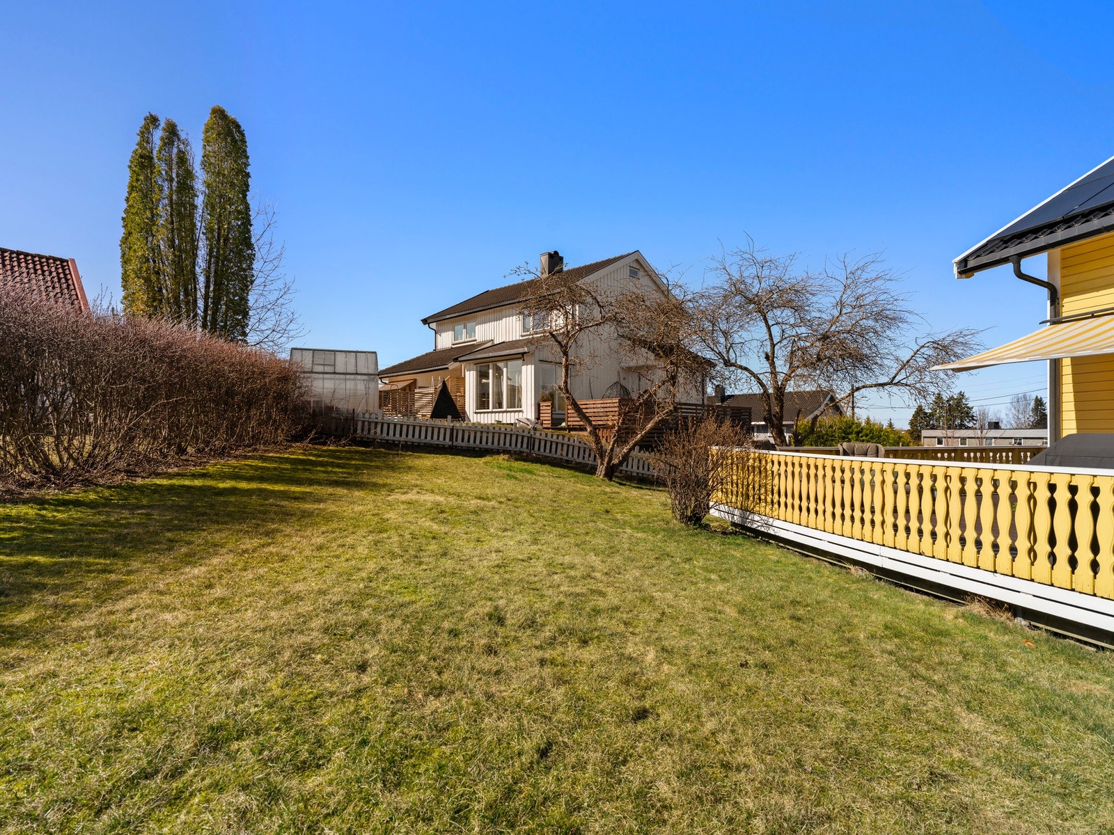 Hagen strekker seg rundt boligen på syd og vestsiden som gir særdeles gode solforhold. Galleribilde