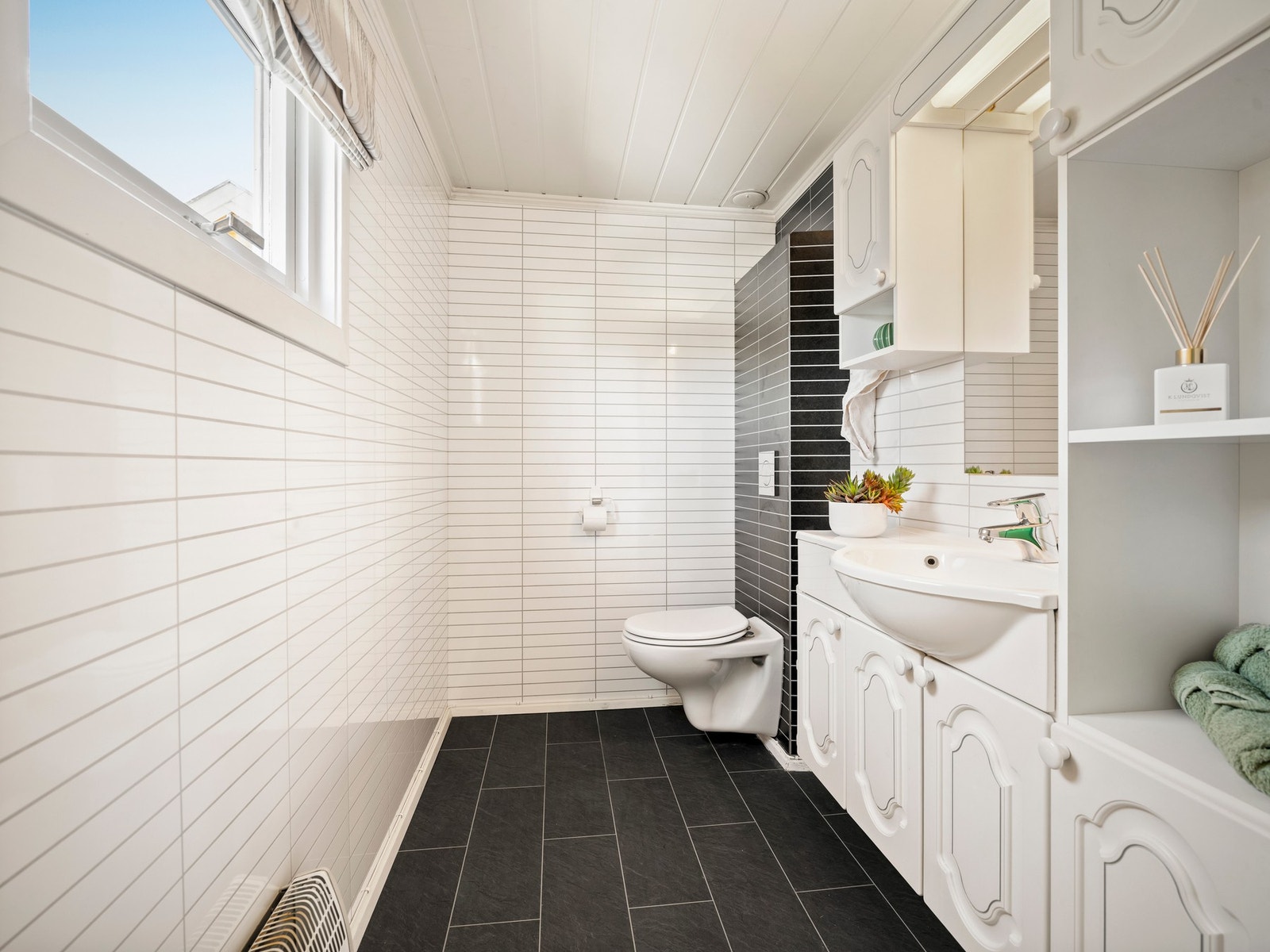 Praktisk og pent toalettrom i 1. etasje. Galleribilde