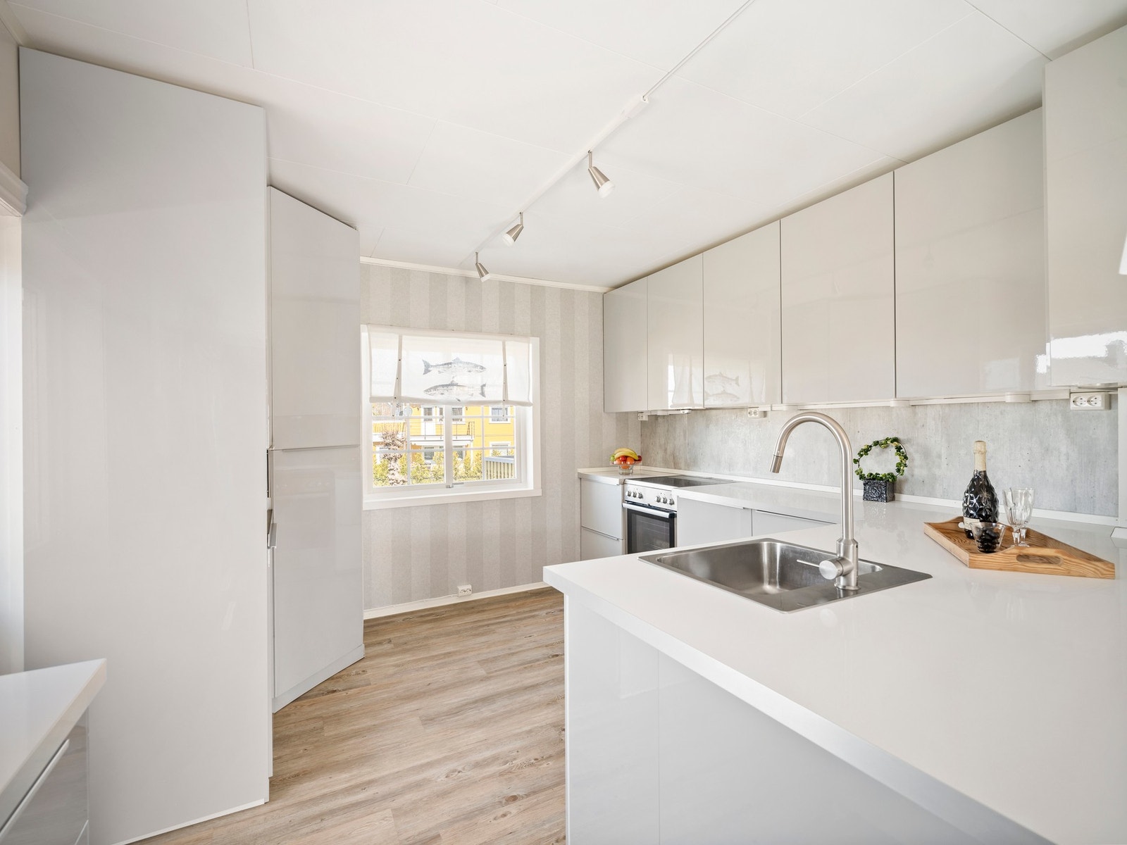 Praktisk og pent kjøkken i egen nisje. Galleribilde