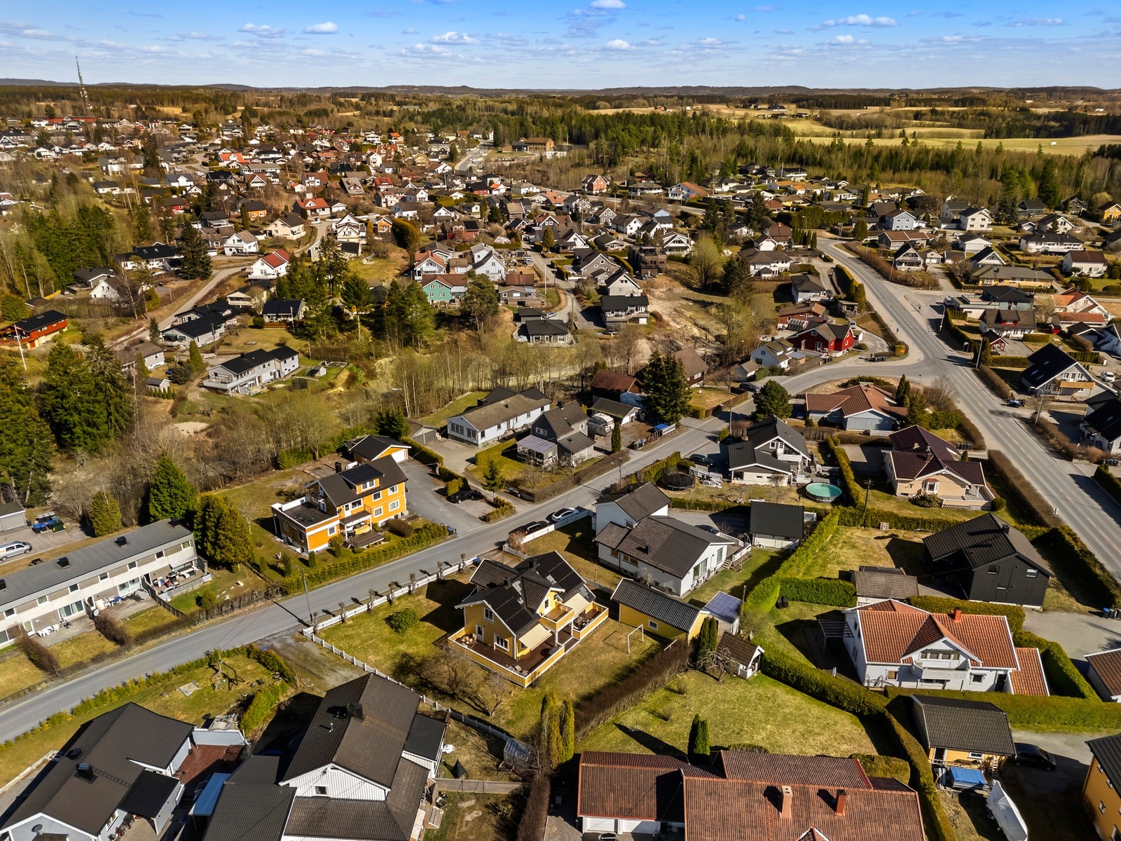 Innenfor kort gangavstand finner du Askim sentrum med servicefunksjoner, forretninger, apotek, bank, post, cafeer, togstasjon, busstasjon, storsenter m.m. Galleribilde