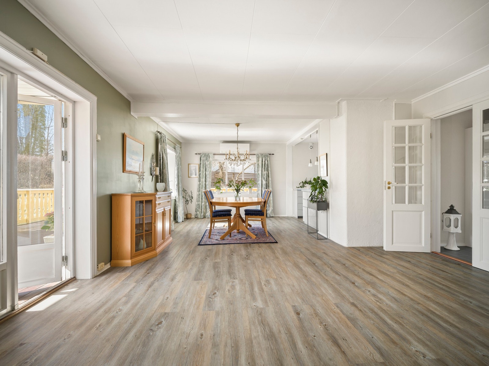 Flott spisestuedel med god plass til langbord. Galleribilde