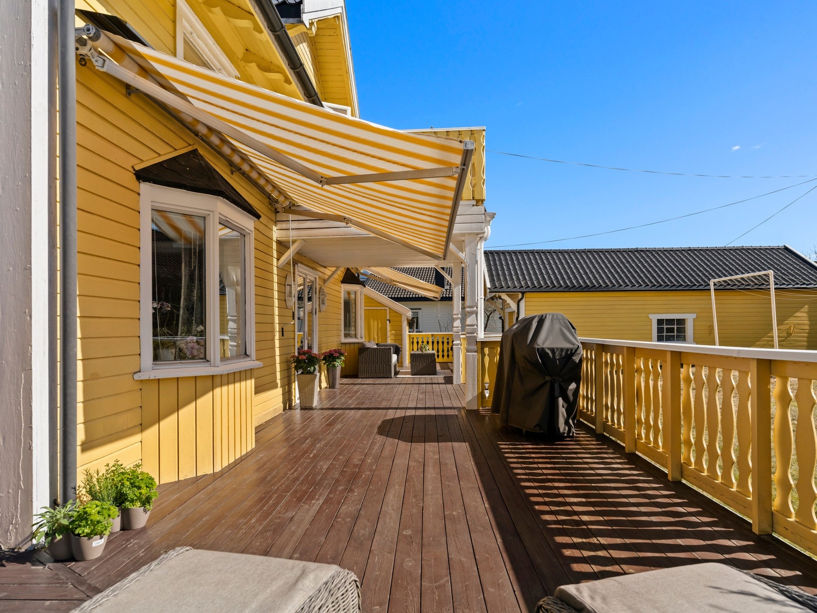 God plass til utemøblement i ulike soner, grill og plantekasser. Galleribilde