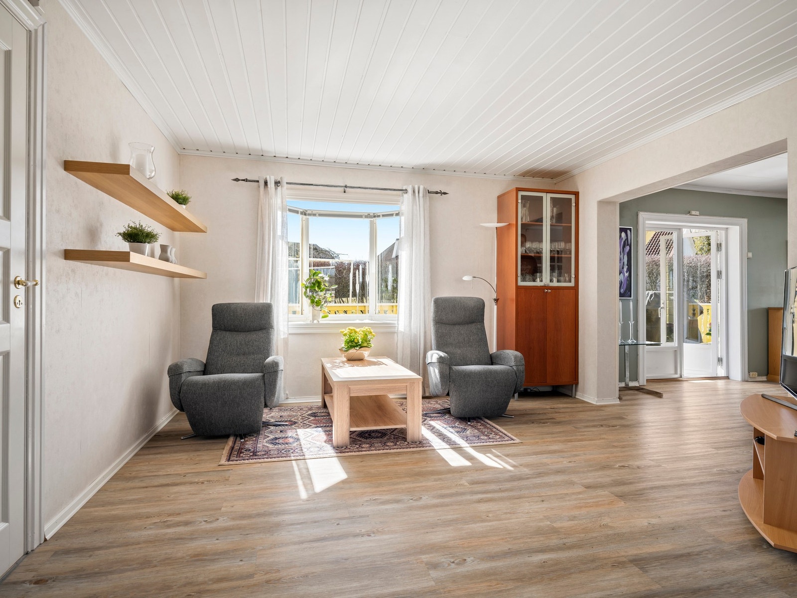 Stor stue i vinkel som kan møbleres i 2 soner. Galleribilde