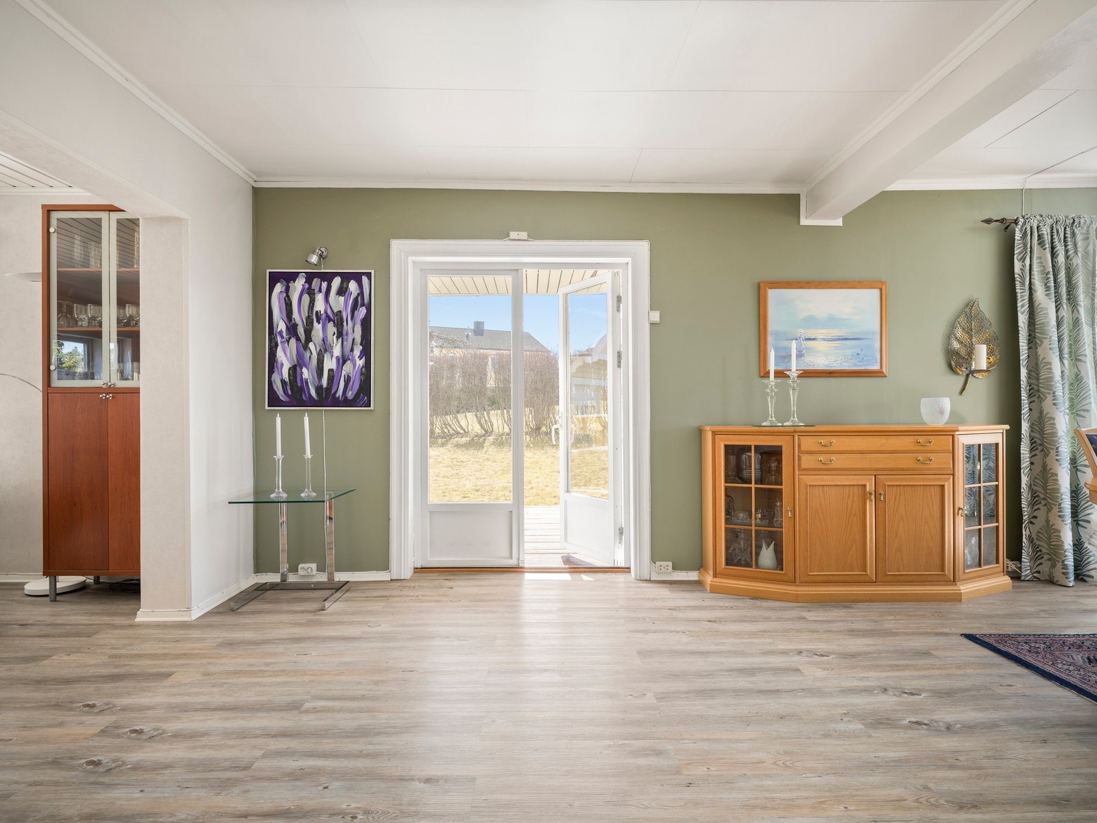 Boligen har flere stuer og store oppholdsrom. Galleribilde