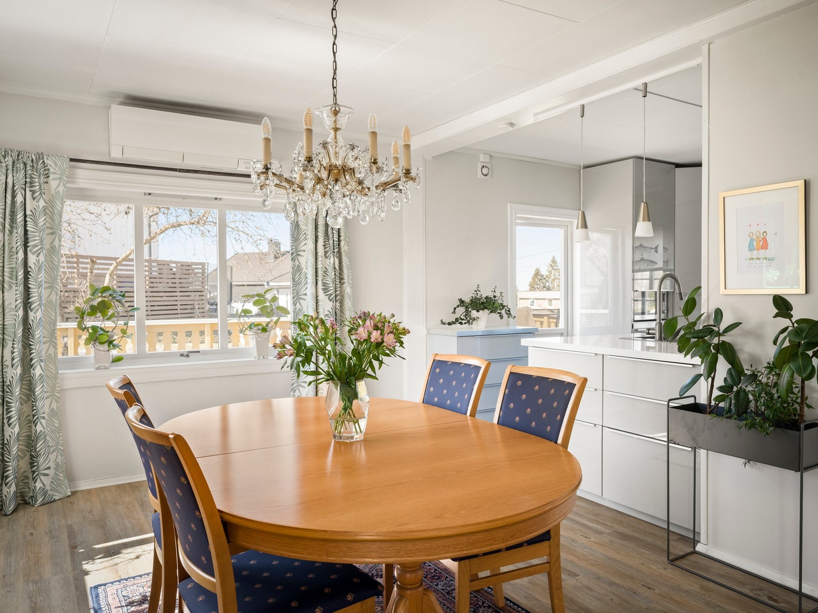 Store vindusflater gir mye naturlig lys. Galleribilde