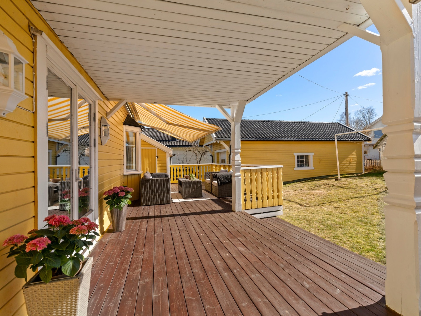 Fra stue/spisestue er det utgang til solrik terrasse på 56 kvm. Galleribilde