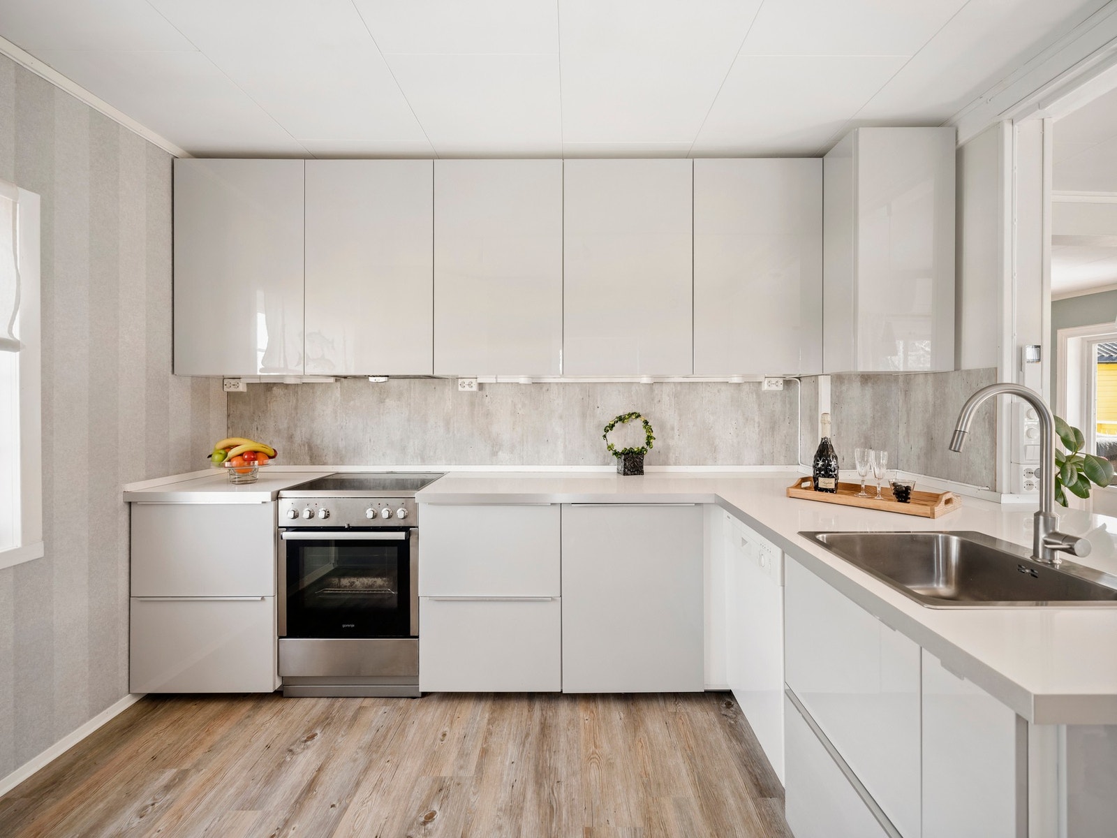 Ikea kjøkkeninnredning fra 2017 med glatte fronter og laminat benkeplater. Galleribilde