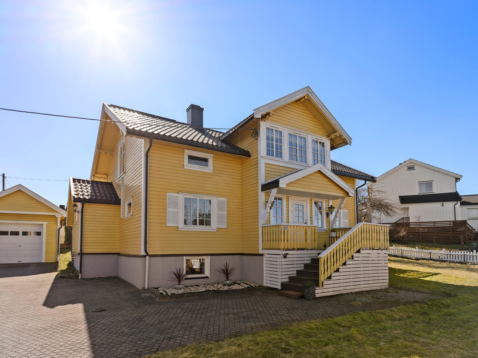 Korsegårdveien ligger sentralt til - i et etablert bomiljø. Galleribilde