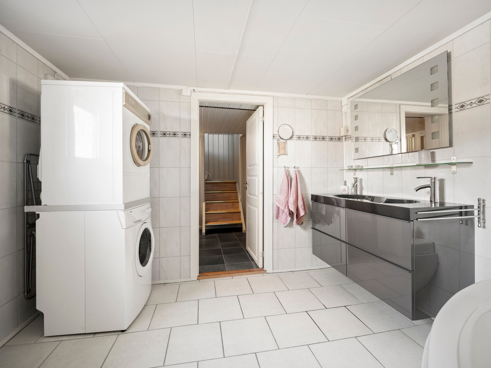 Stort flislagt bad oppusset på 1990-tallet. Galleribilde