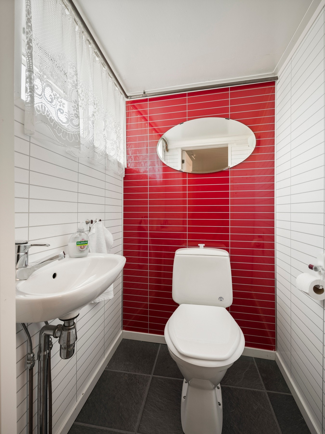 Toalettrom i underetasjen. Galleribilde