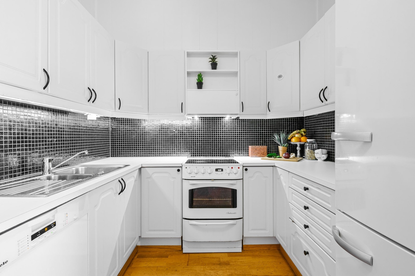 Kjøkkenet har en funksjonell innredning med laminat benkeplate og tilrettelegging for oppvaskmaskin, inkludert egen stoppekran. Galleribilde