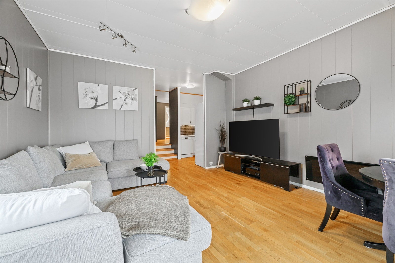 Stue og kjøkken i en delvis åpen løsning som gir en god romfølelse og naturlig flyt mellom sonene Galleribilde