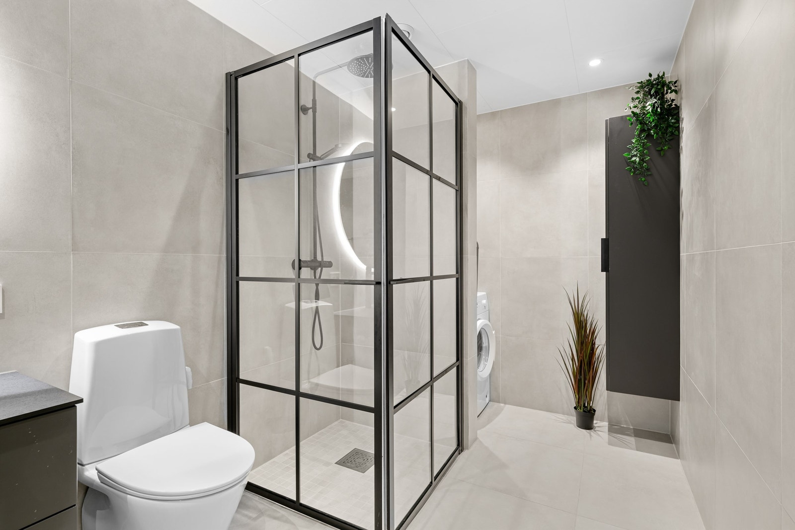 Det er innredet med servant i underskap, vegghengt toalett, dusjhjørne med glassvegger og opplegg for vaskemaskin. Bad er utvidet ved totalrenovering og bod er blitt en del av badet og er ikke omsøkt/bruksendret. Galleribilde