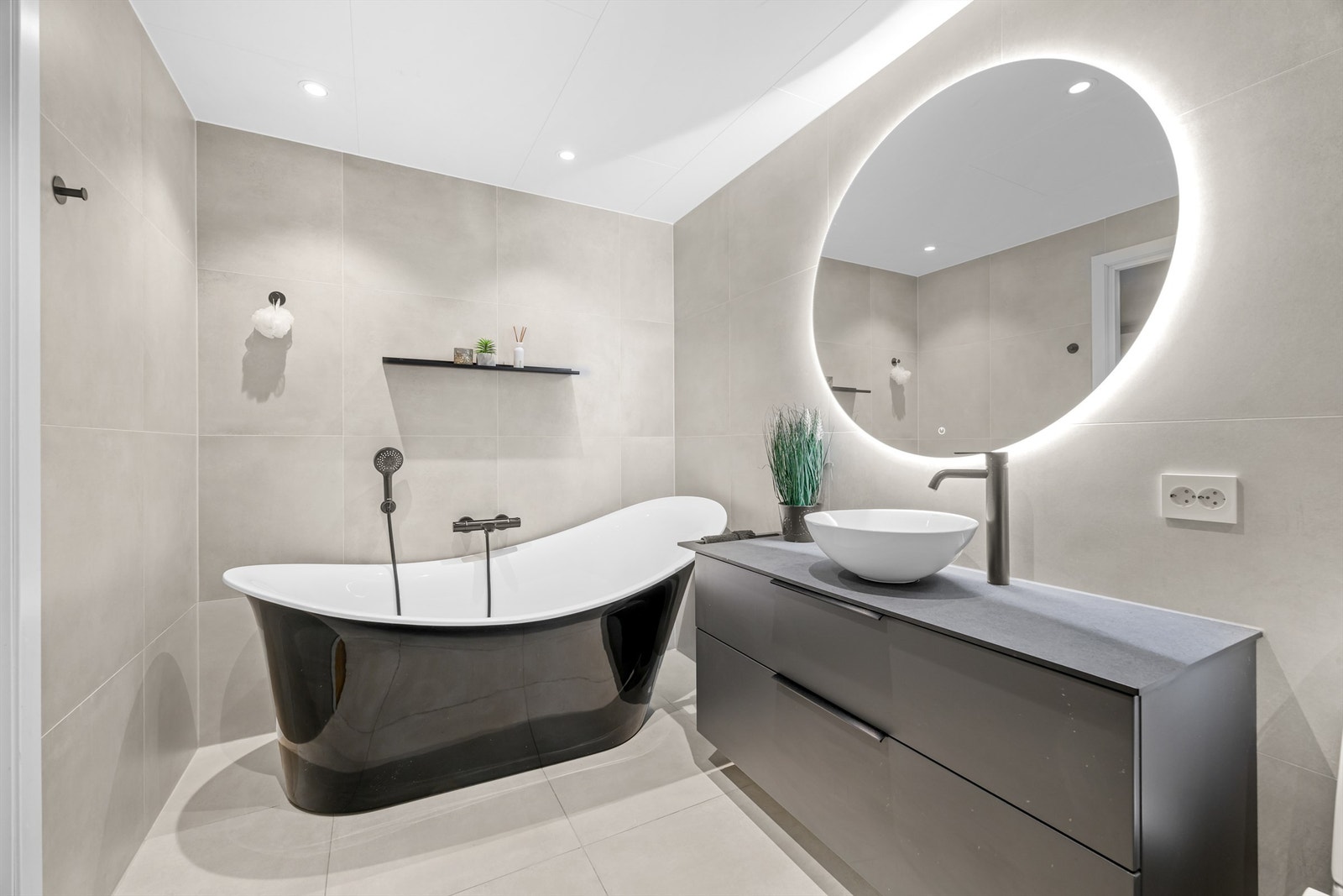 Rommet er helfliset og har behagelig gulvvarme. Galleribilde