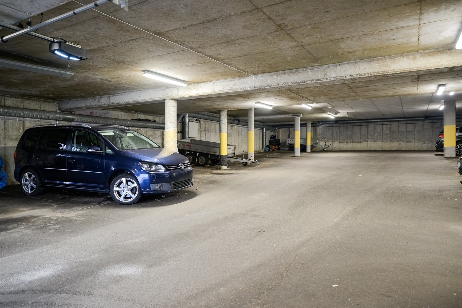 Egen biloppstillingsplass i garasjeanlegg. Galleribilde