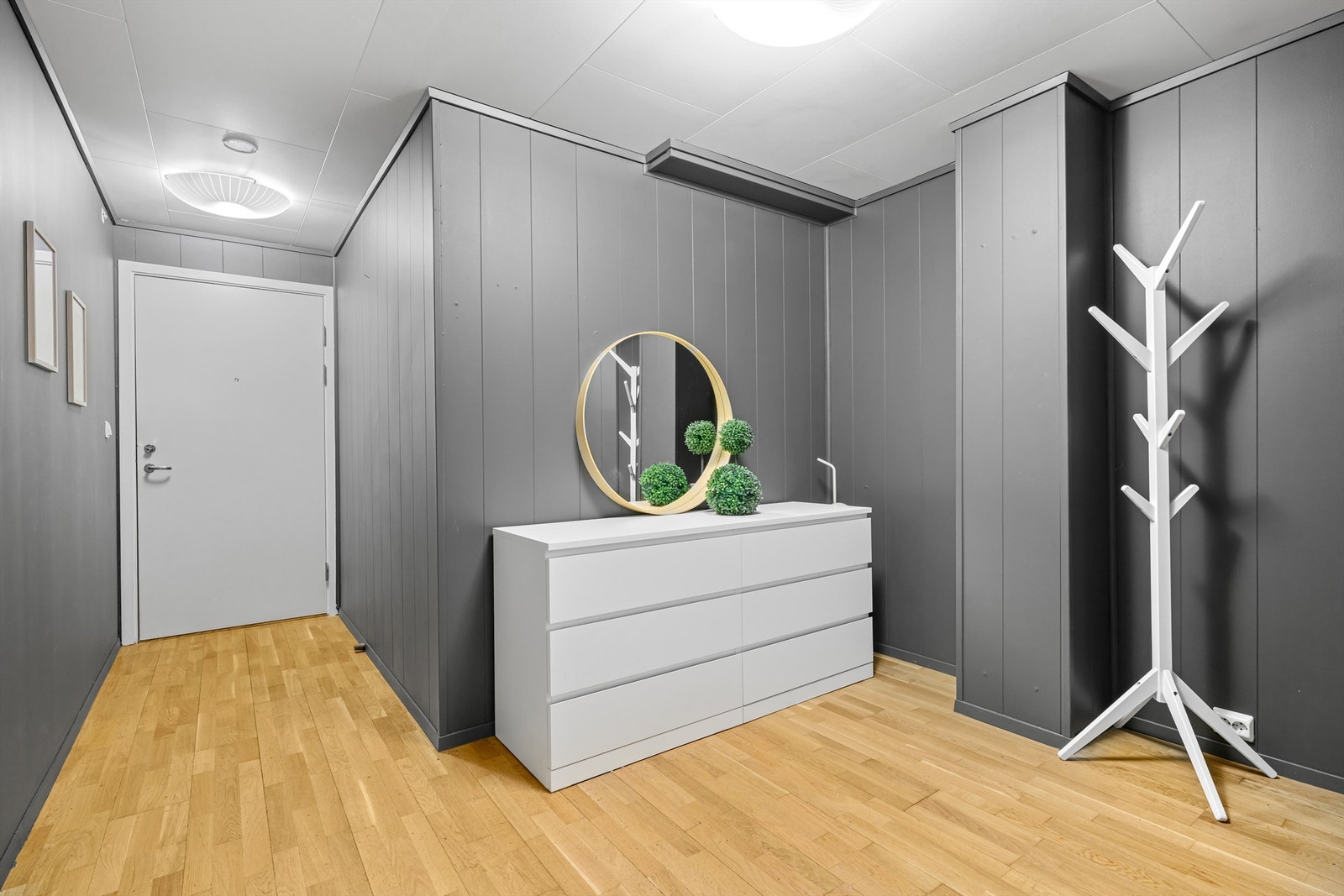 Romslig entré med god plass for oppheng av sko og yttertøy. Galleribilde