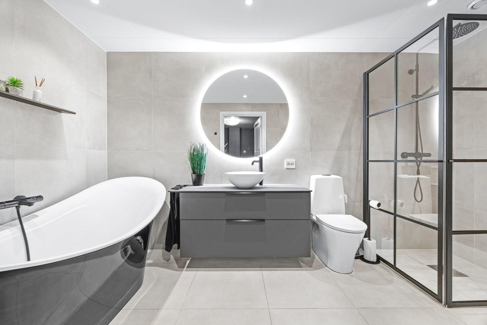 Badet ble totalrenovert i 2022 av fagfolk, og fremstår som stilrent og moderne. Galleribilde