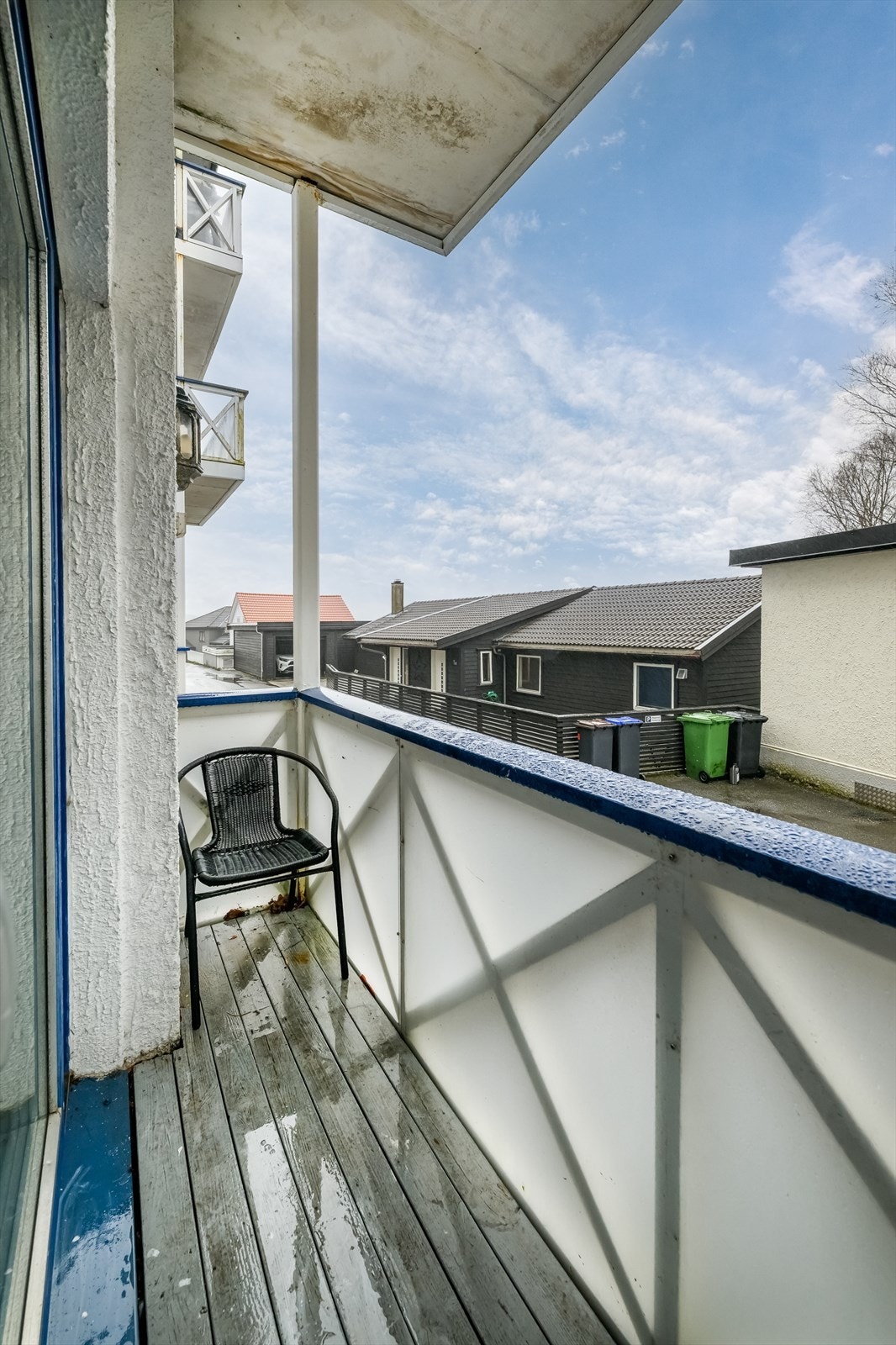 Fra stuen er det direkte utgang til en trivelig balkong - perfekt for å nyte morgenkaffen eller sol fra. ca. kl1500 på sommerstid. Galleribilde