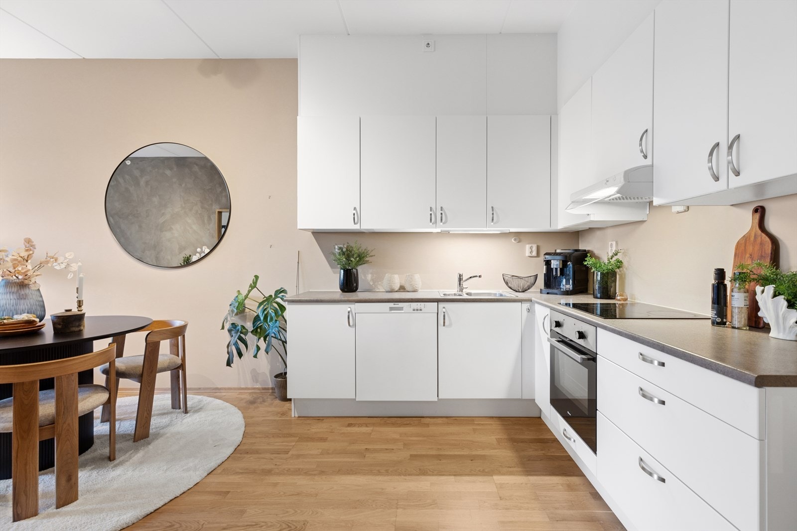 Tiltalende kjøkken med god skap- og benkeplass. Galleribilde