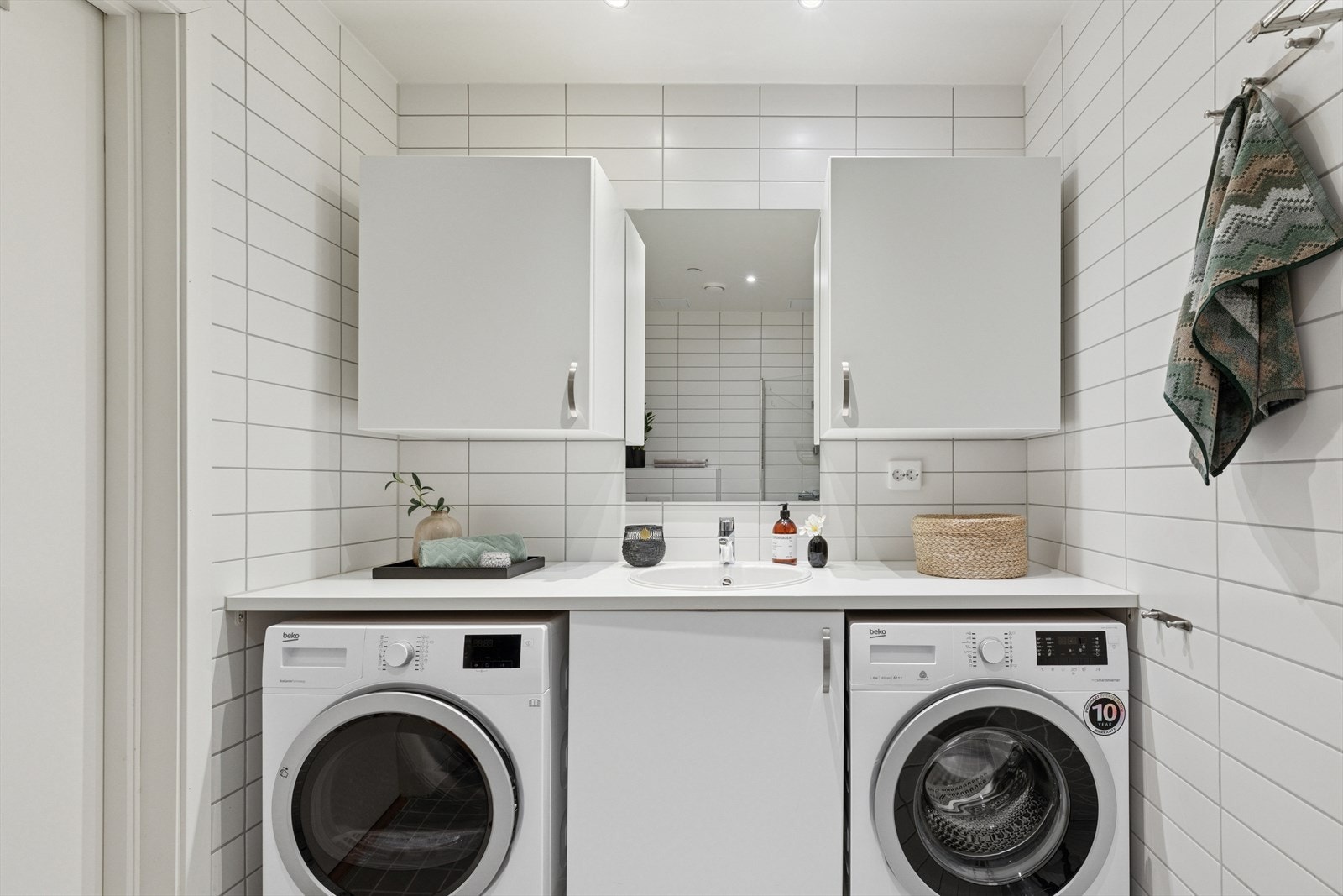 Pent, flislagt baderom med opplegg for både vaskemaskin og tørketrommel. Galleribilde