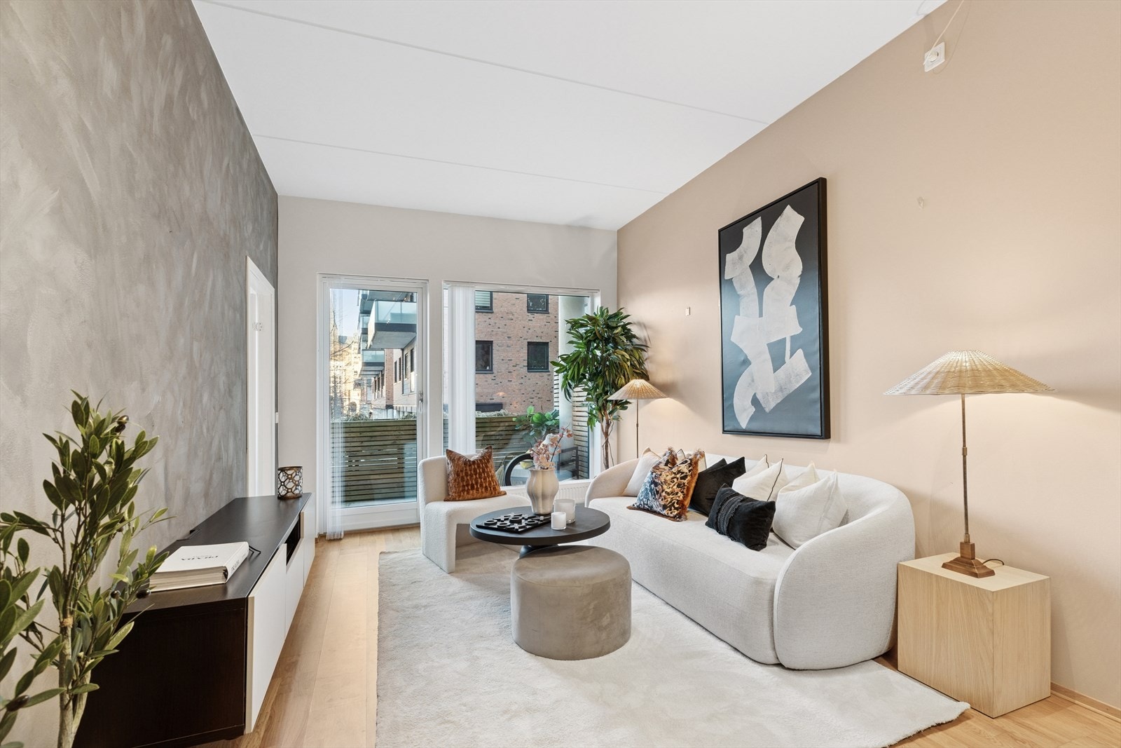 Store vindusflater gir godt med naturlig lys inn i stuen. Galleribilde