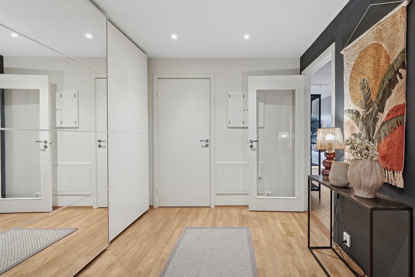 Stor skyvedørsgarderobe med speilfronter. Her er det god plass til oppbevaring. Det er i tillegg en stor bod på 11 kvm som følger med. Galleribilde