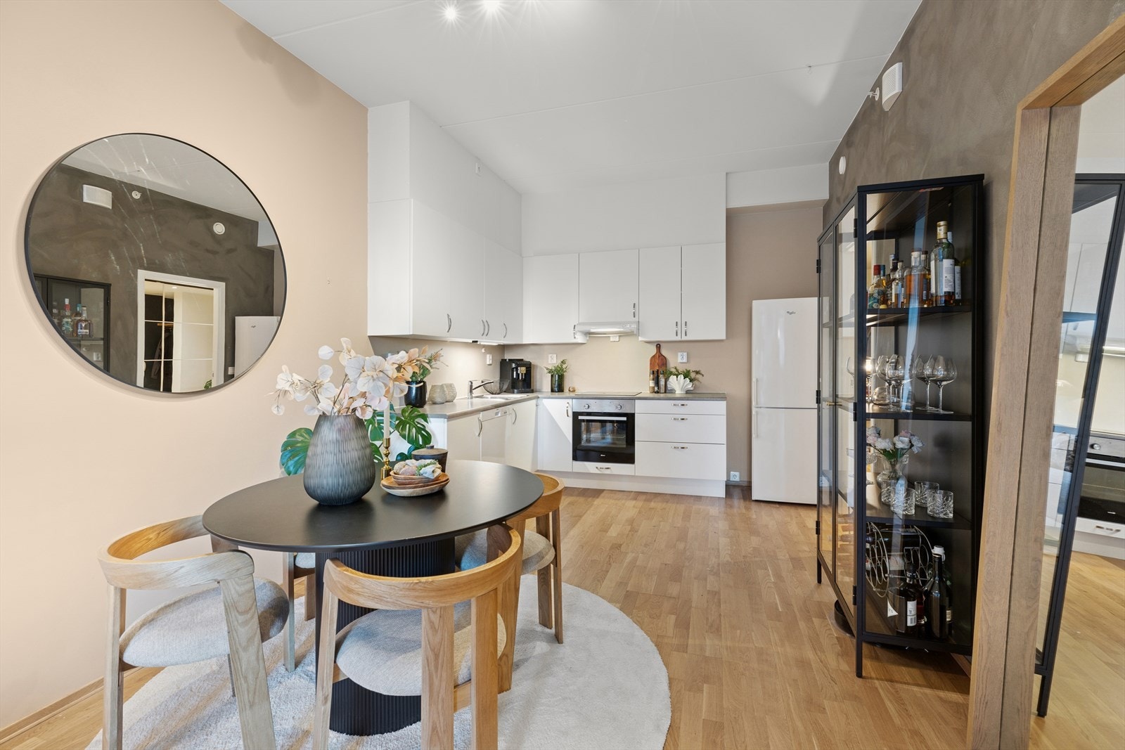 Leiligheten er malt i tidsmoderne fargevalg og har en generøs takhøyde. Galleribilde