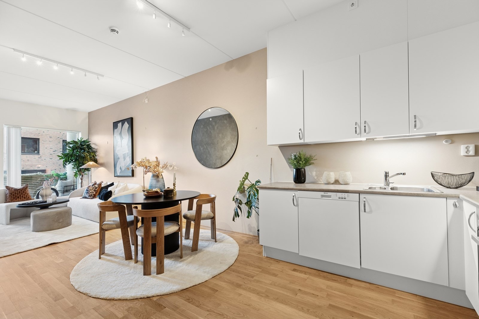 Integrert komfyr med platetopp og oppvaskmaskin medfølger kjøpet. Galleribilde