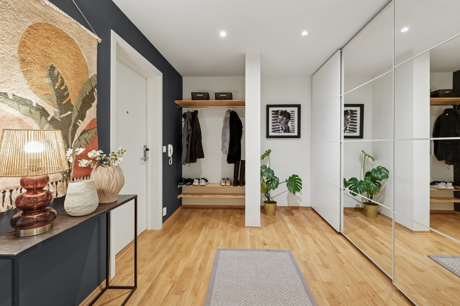 Stor og innbydende entré med smart garderobeløsning. Galleribilde