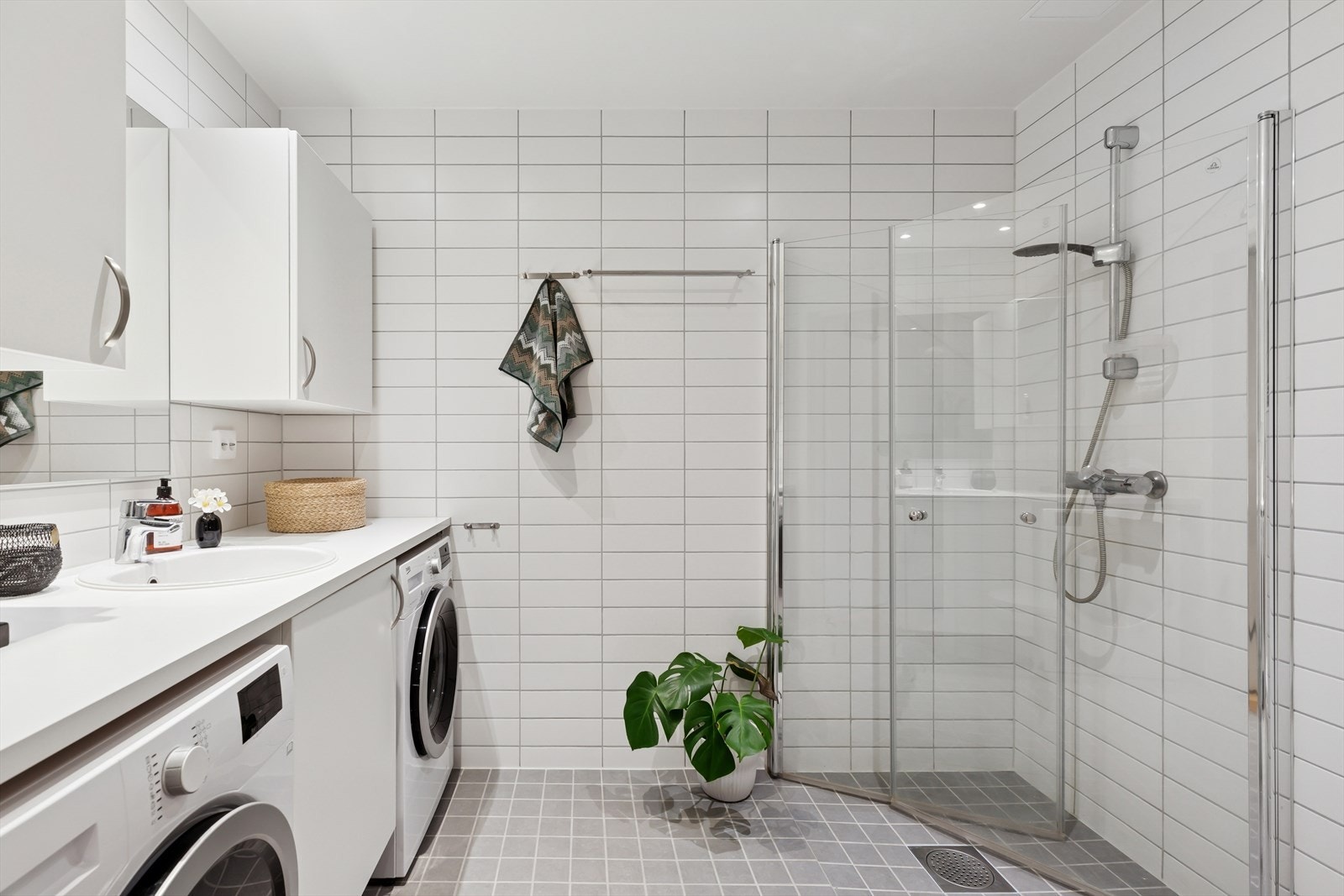 Flislagt baderom av god størrelse med gulvvarme. Galleribilde