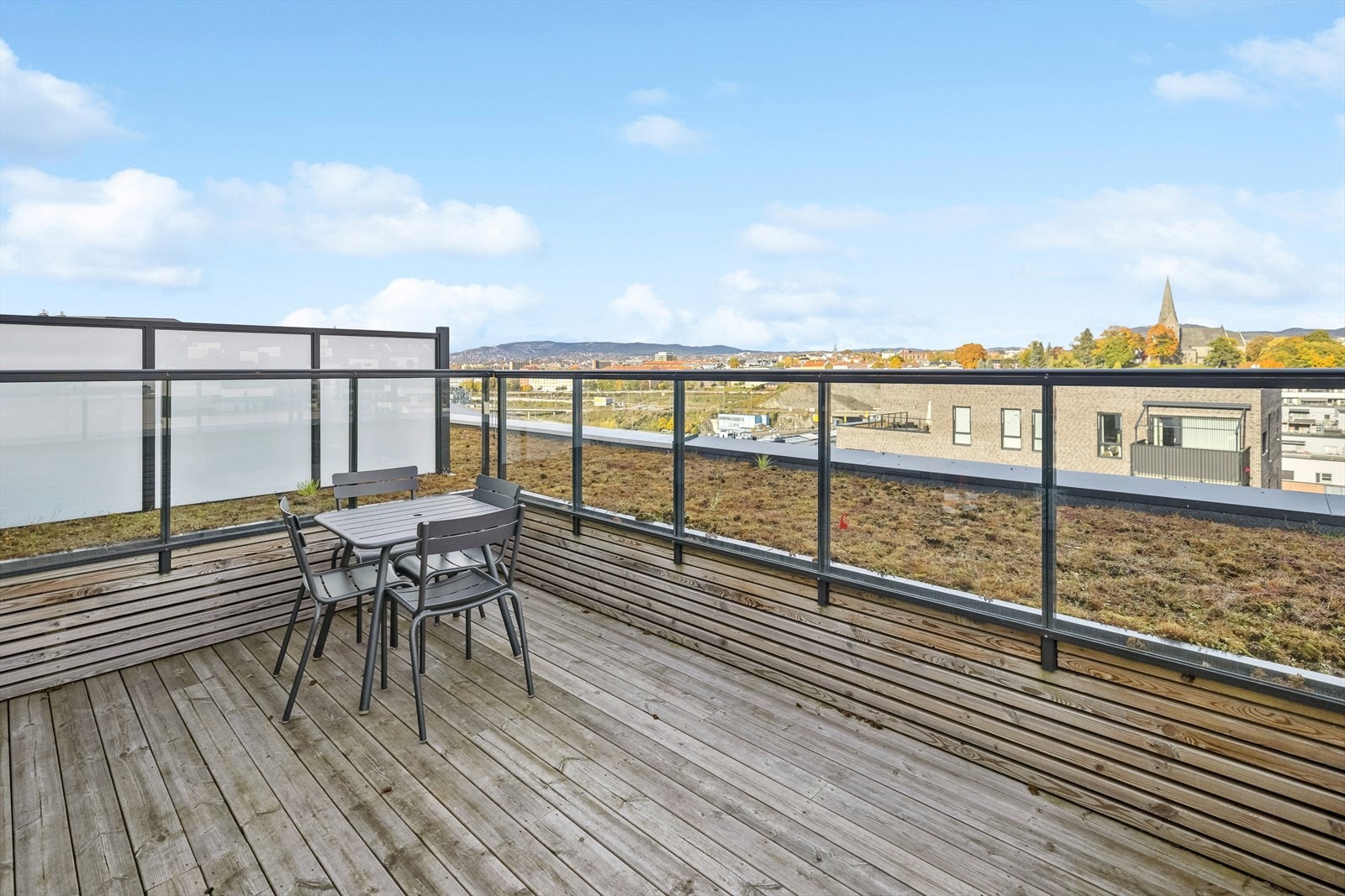 Stor felles takterrasse med flott utsikt og gode solforhold. Galleribilde